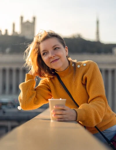une photographie d'une jeune femme prise dans la ville de Lyon ( Laurent Pannetier photographe de portraits à Bourgoin-jallieu )