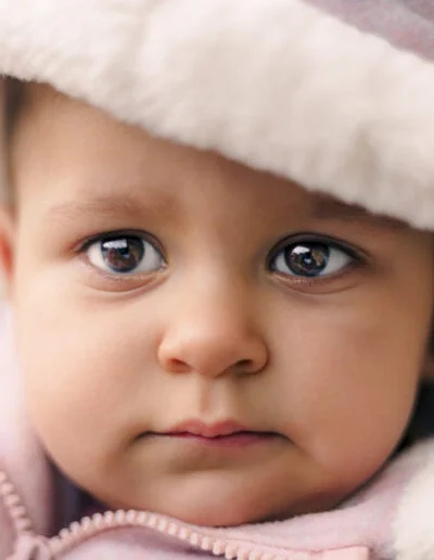 Portrait saisissant d'un bébé, exemple éloquent de photographie de portrait par Laurent Pannetier, capture l'essence de la jeunesse. Portrait Photo