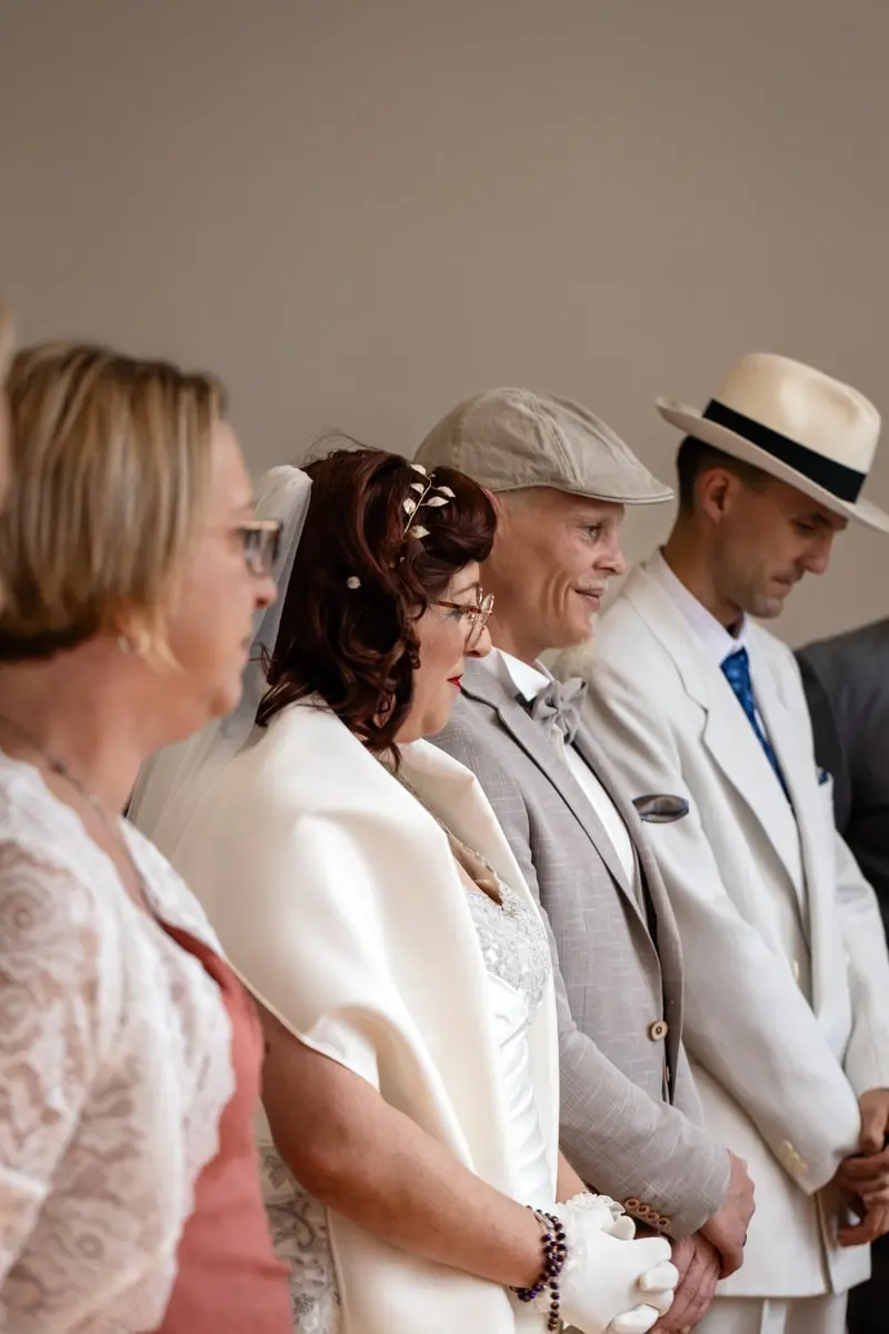 Cérémonie de mariage capturée à Grenoble par Laurent Pannetier, photographe professionnel Les mariés entourés de leurs invités lors d’une cérémonie de mariage à Grenoble, immortalisée par Laurent Pannetier, photographe de mariage.
