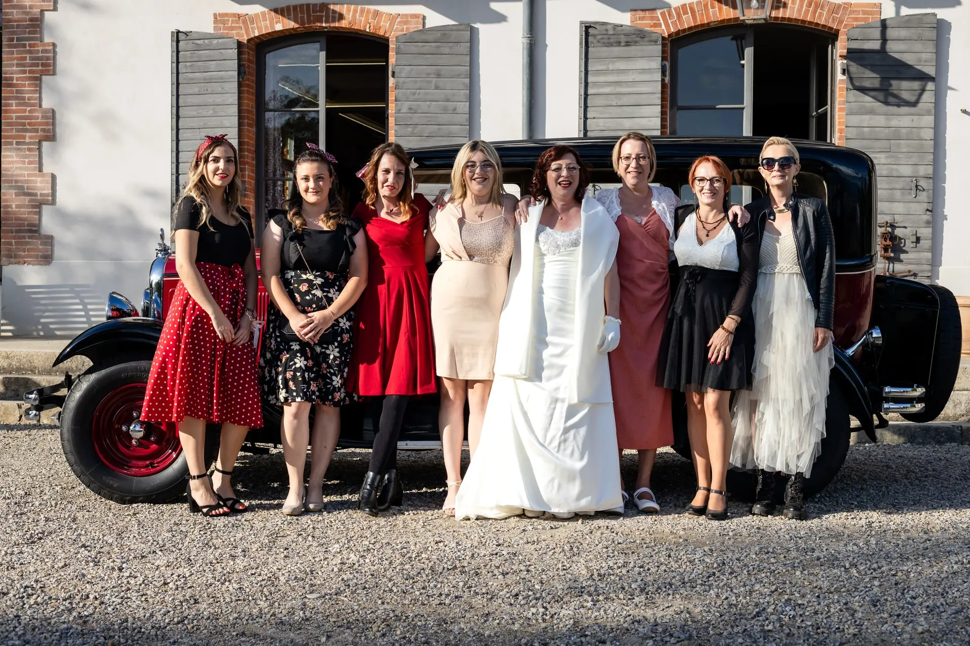 Photo de groupe des femmes avec la mariée - Laurent Pannetier photographe mariage Grenoble. La mariée entourée de ses proches féminines posant avec complicité lors d'un mariage à Grenoble, photographiée par Laurent Pannetier.