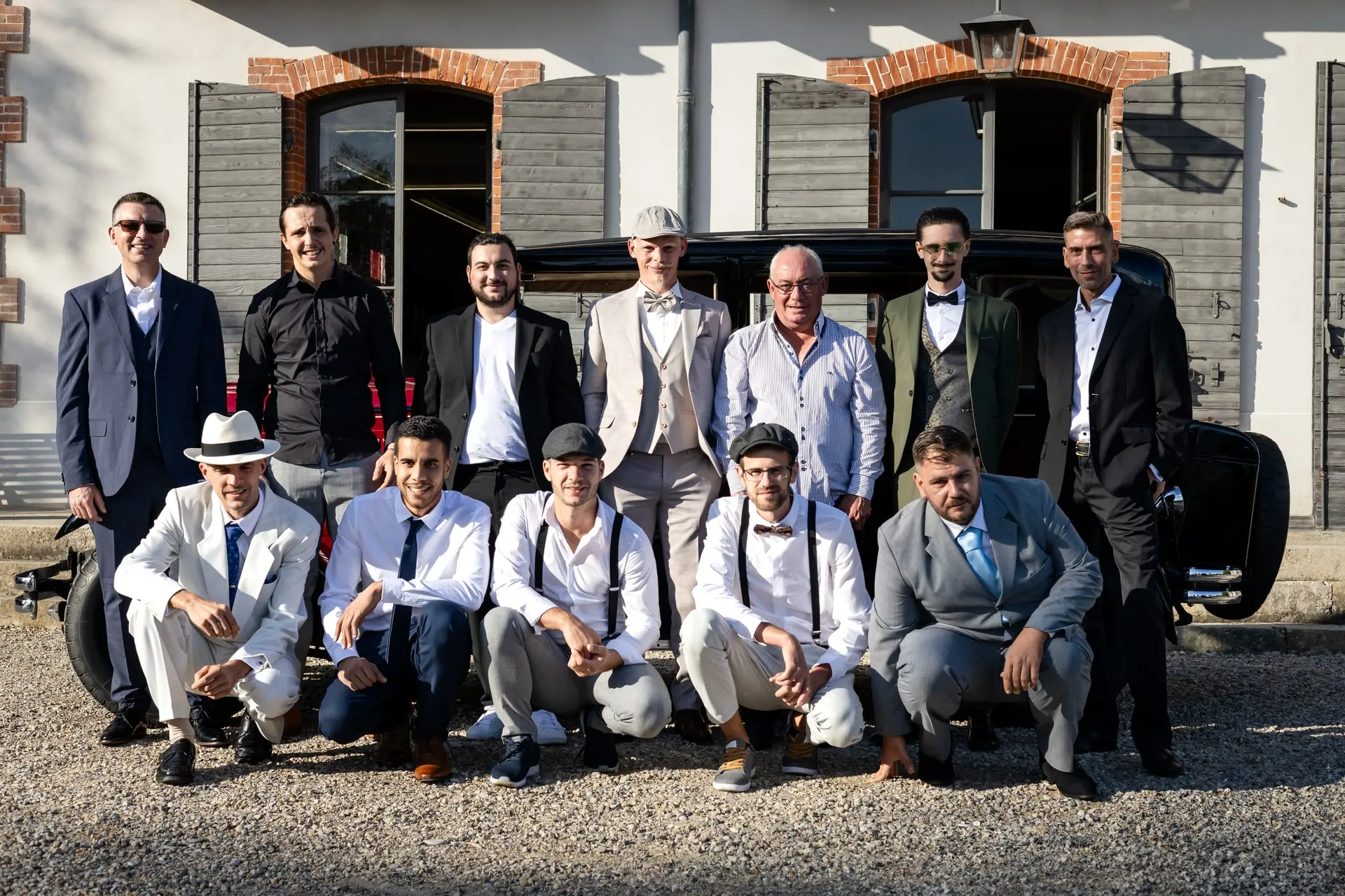 Groupe des hommes avec le marié - Laurent Pannetier photographe mariage Grenoble. Le marié entouré de ses proches posant devant une voiture vintage lors d'un mariage à Grenoble, capturé par Laurent Pannetier photographe.