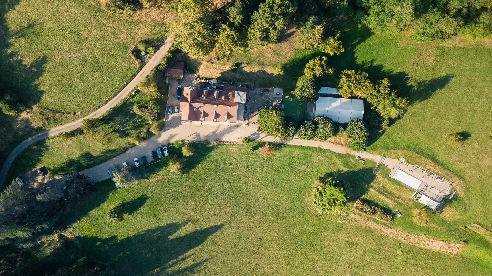Vue aérienne du domaine champêtre pour un mariage - Laurent Pannetier photographe Grenoble. Vue aérienne d’un lieu de réception champêtre près de Grenoble par Laurent Pannetier photographe.