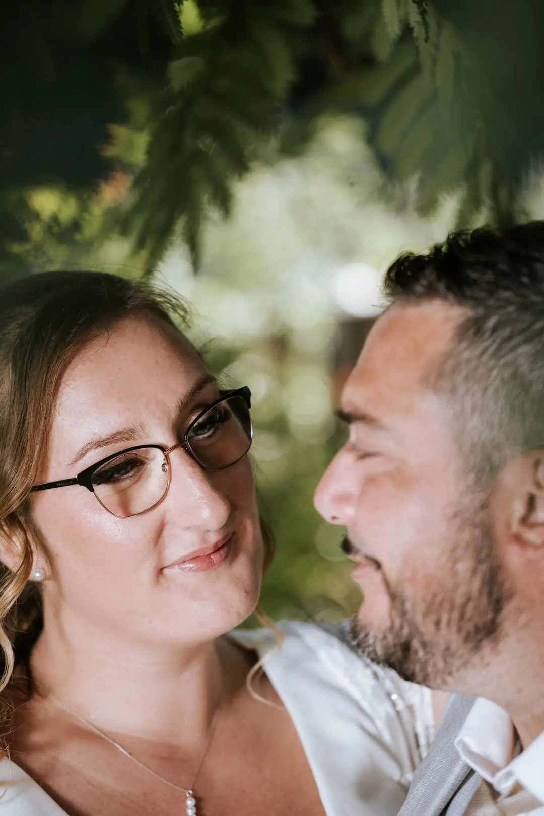 Couple complice photographié lors d’un mariage à Bourgoin-Jallieu par Laurent Pannetier, photographe professionnel.