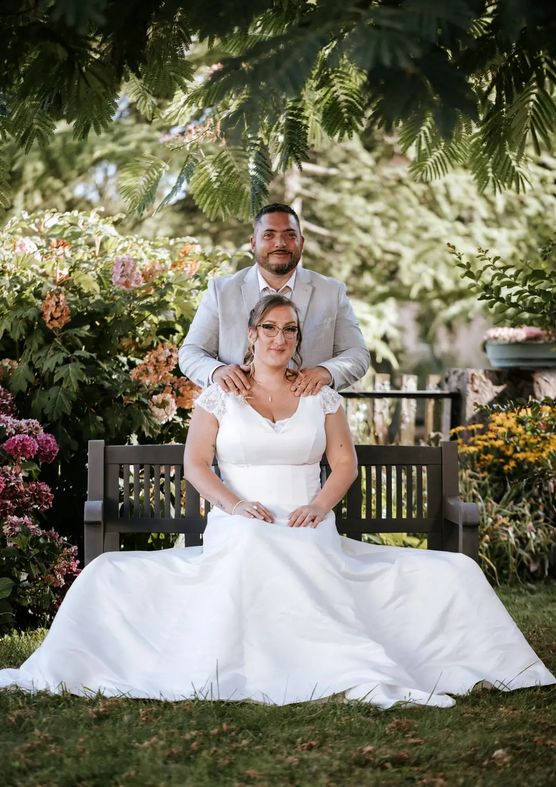 Couple assis sur un banc lors de leur mariage à Bourgoin-Jallieu, capturé par Laurent Pannetier, photographe professionnel.