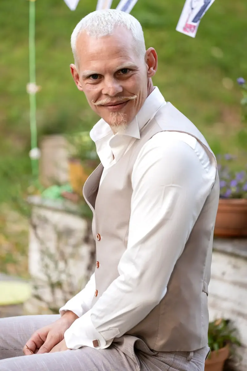 Portrait Vintage du Marié à Grenoble - Laurent Pannetier Photographe Portrait du marié avec un style vintage lors d’un mariage à Grenoble, capturé par Laurent Pannetier, photographe professionnel.
