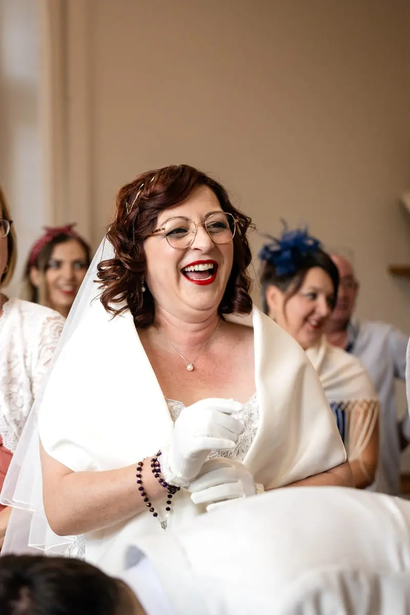 Le rire éclatant d'une mariée lors de son mariage à Grenoble - Laurent Pannetier Photographe Une mariée éclatant de rire pendant une cérémonie de mariage à Grenoble, photographiée par Laurent Pannetier, photographe professionnel spécialisé dans les mariages.